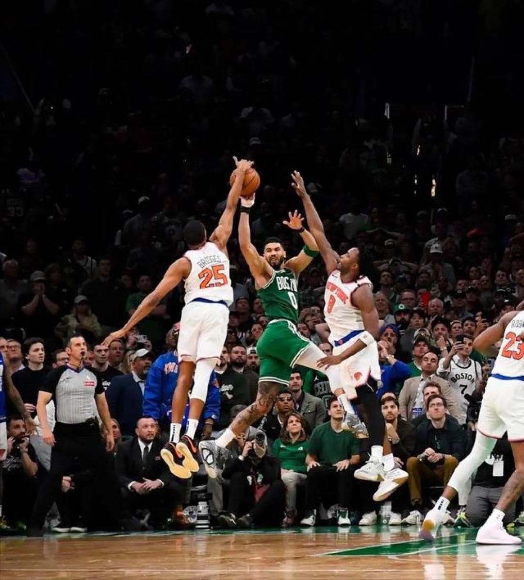 金年会官方在线入口-纽约尼克斯发布备战花絮，加时末段强势反弹，NBA季后赛任务艰巨，球探报告显示潜力的简单介绍